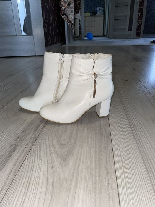 Кожані ботінки 38 розмір