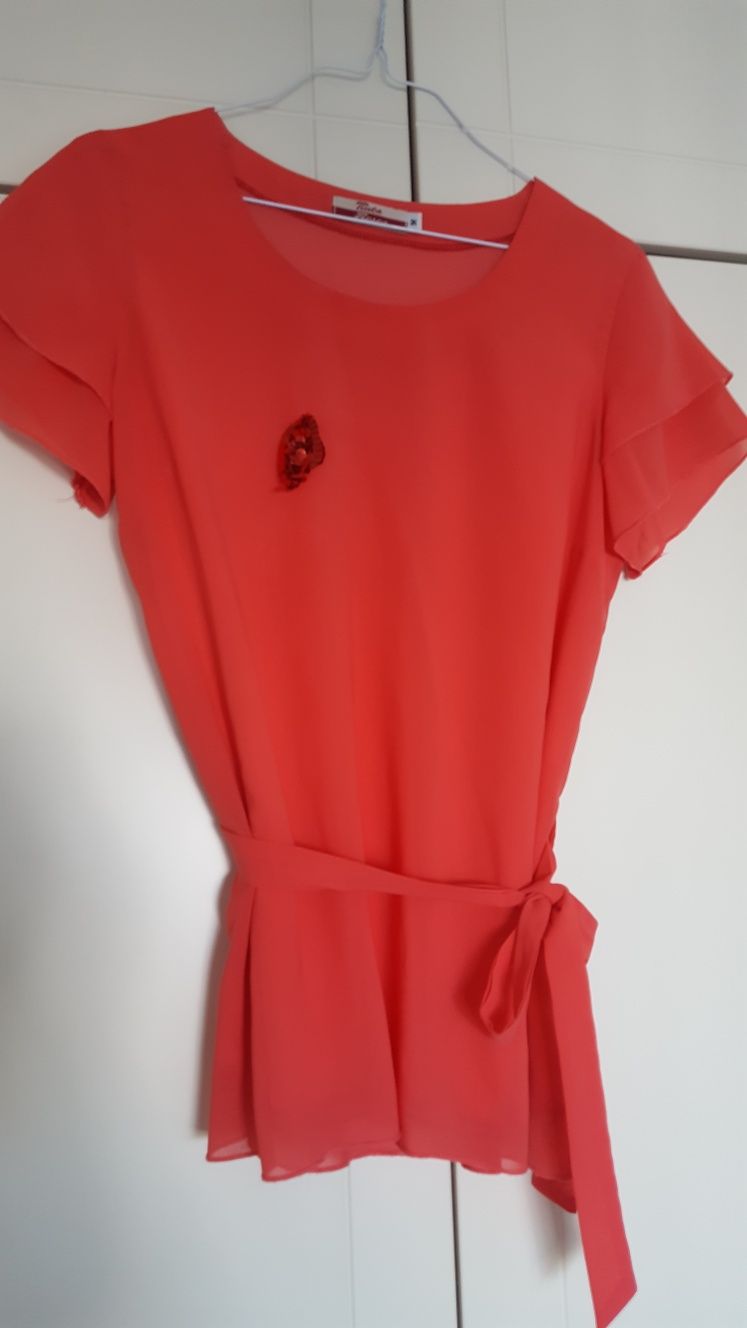 Blusa coral com aplique em lantejoulas e cinto mesmo tecido