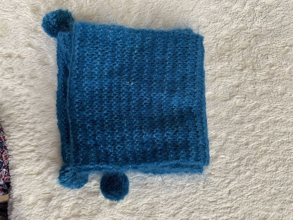 Cachecol feito à mão com pompons. Azul