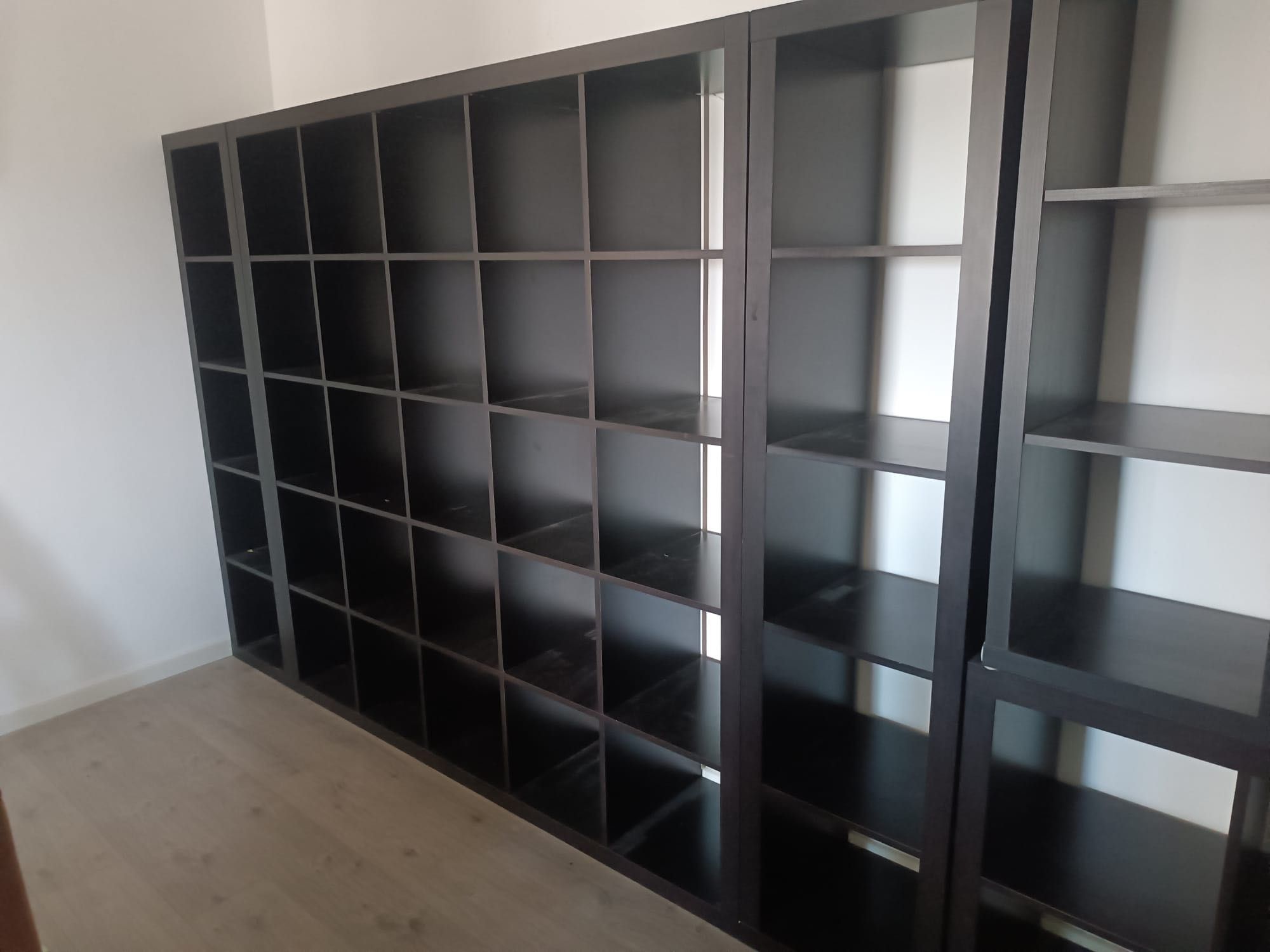 Estantes pretas com divisórias quadradas – IKEA Expedit/Kallax