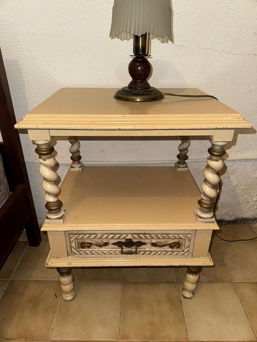 Mesinha cabeceira lacada antiga