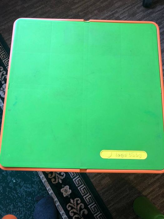 Дитячій стол і два стільця