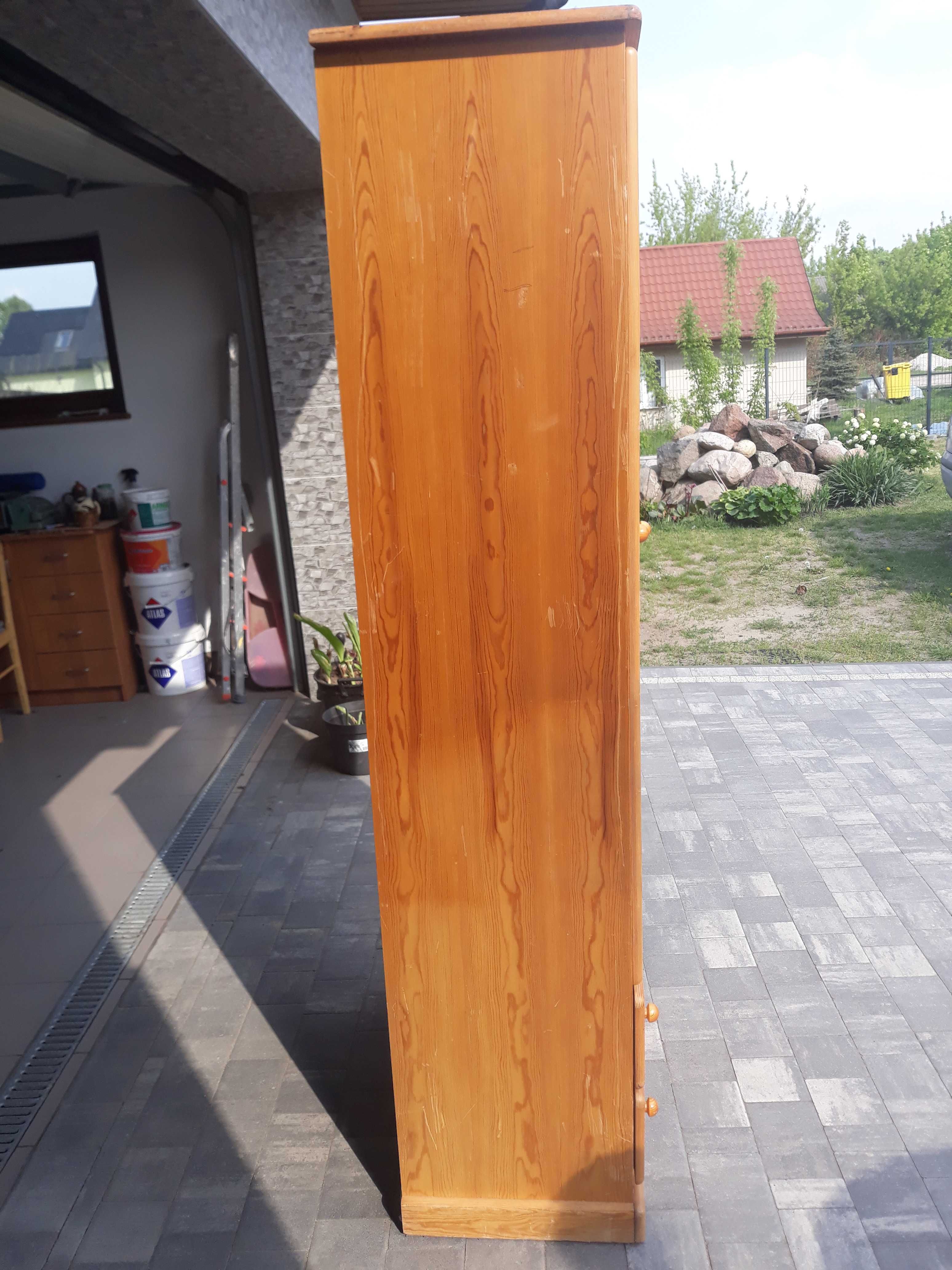 Szafa z litego drewna sosnowego z dwoma pojemnymi szufladami.