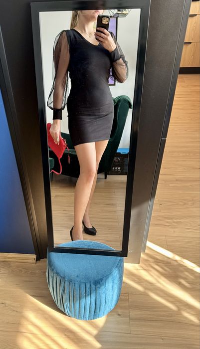 Czarna, dopasowana sukienka mini
