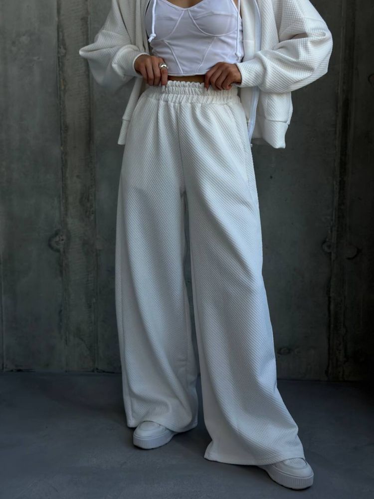 Стильный женский прогулочный трикотажный костюм белого цвета