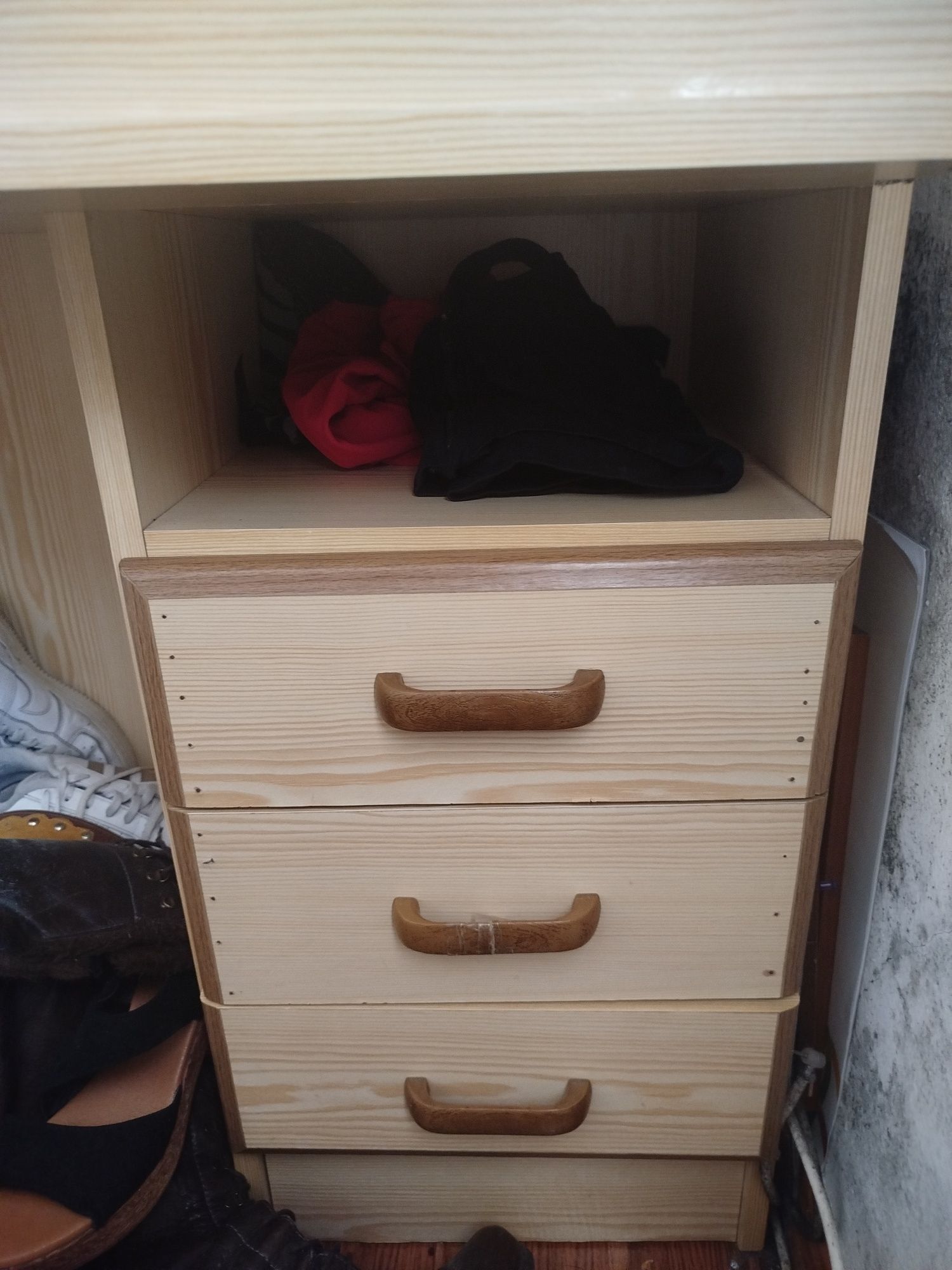 Cama e messa de secretária com arrumação