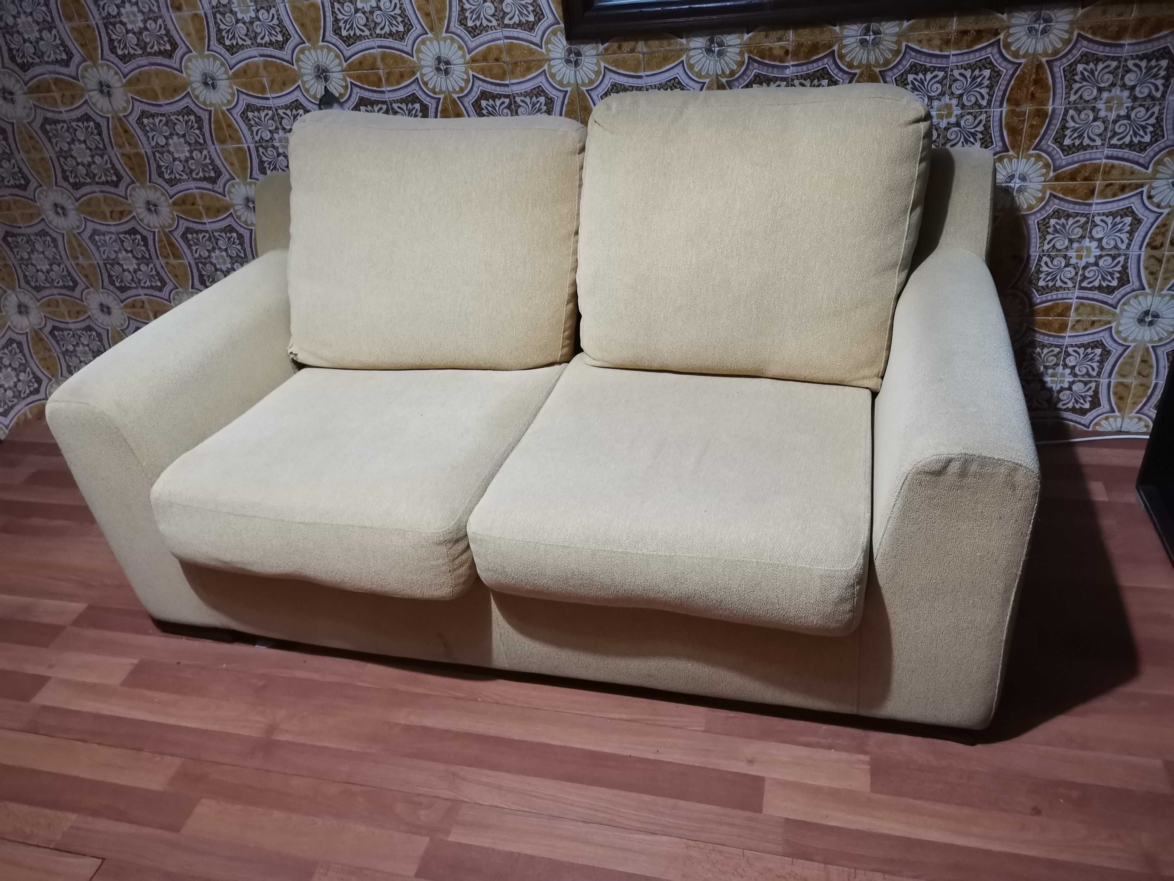2 sofás de sala com desgaste