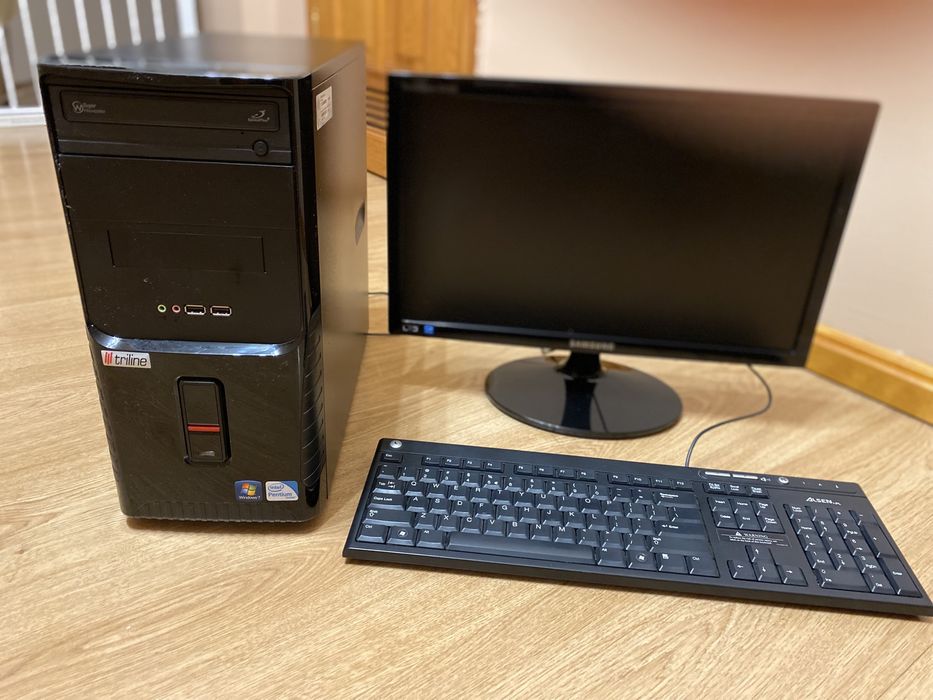 Komputer z monitorem i klawiatura