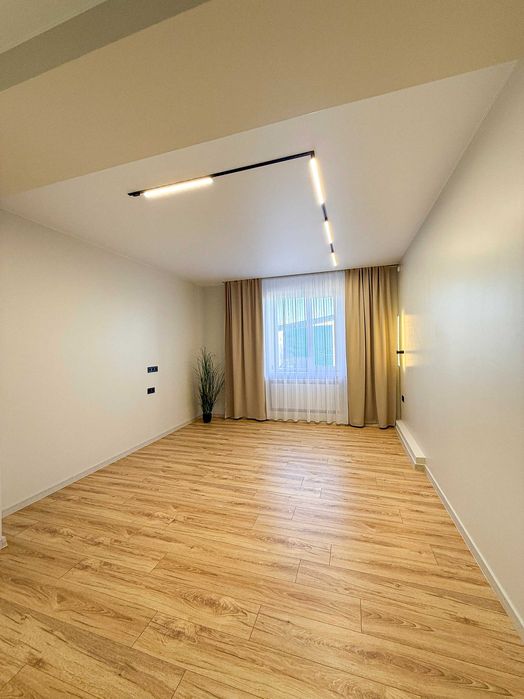 Квартира в центрі з ремонтом, автономним опаленням та окремим входом