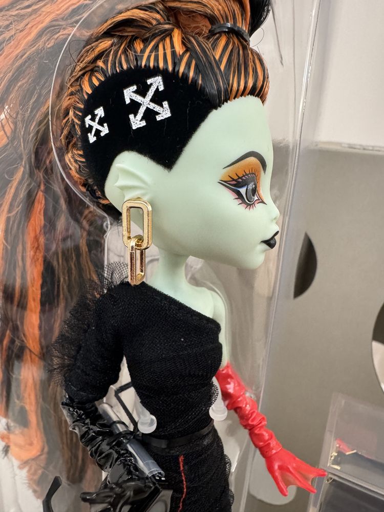 Монстер Хай Off-White c/o Monster High Electra Melody Doll