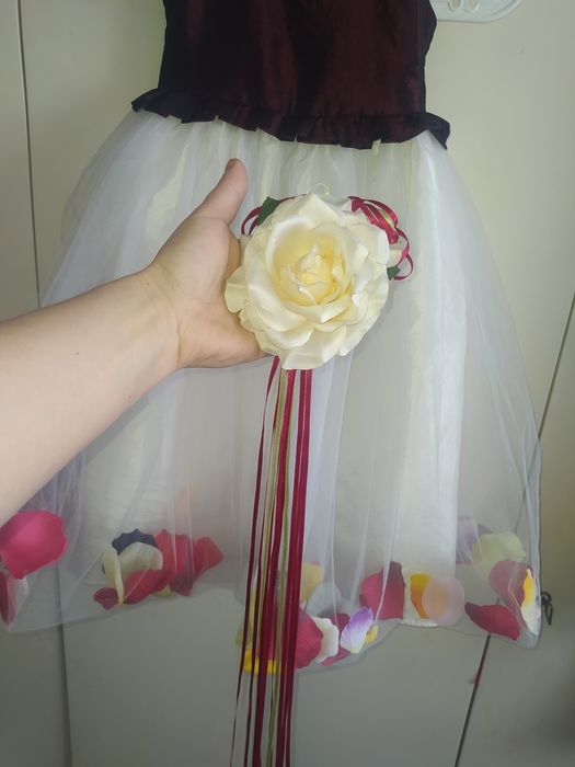 Cudownie tańcząca sukienka z płatkami kwiatów 4-6 lat 

Posiada warstw