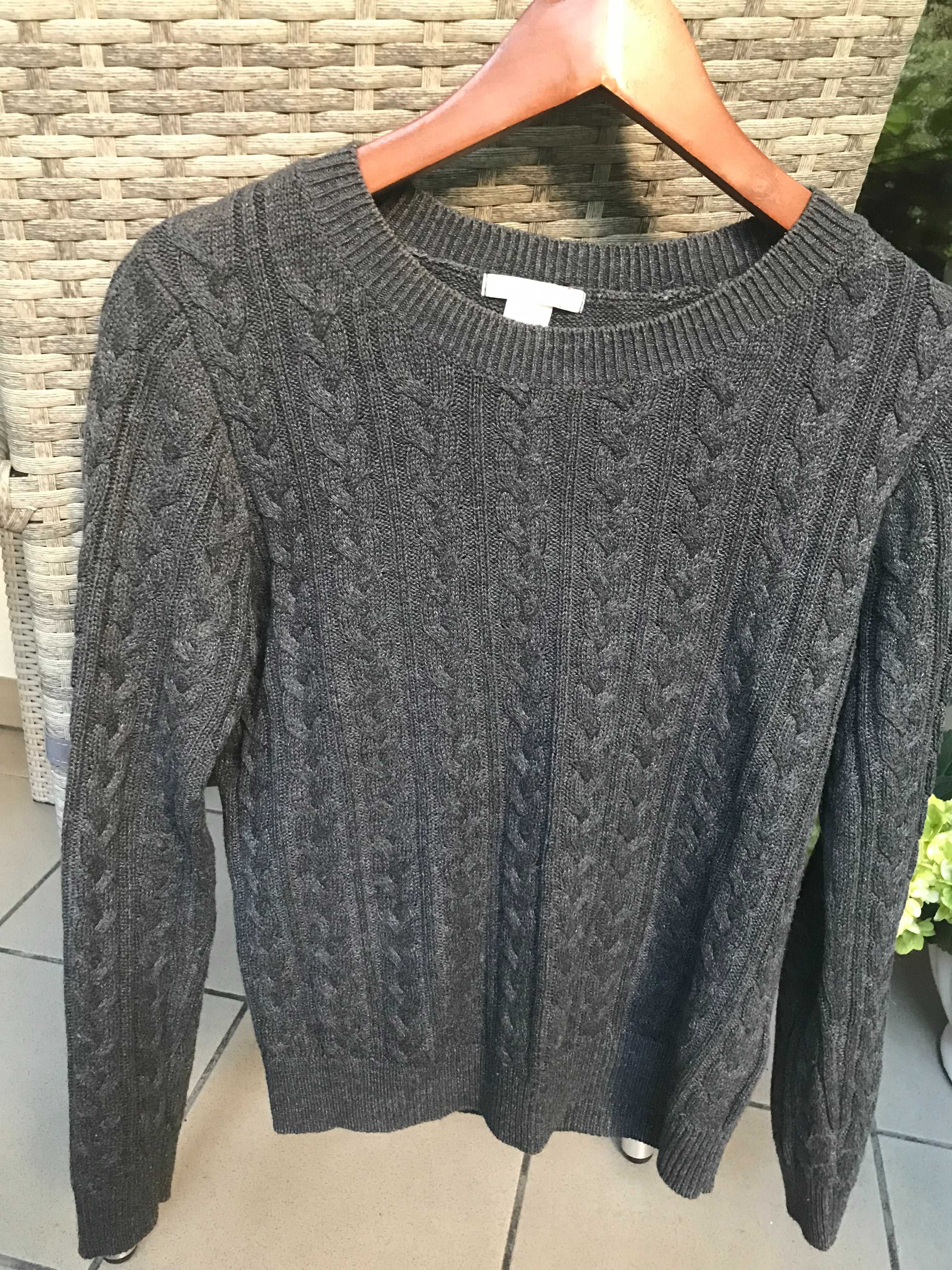 Grafitowy sweter o warkoczowym splocie