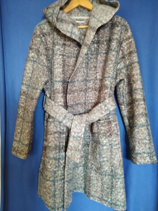 Płaszcz damski z kapturem