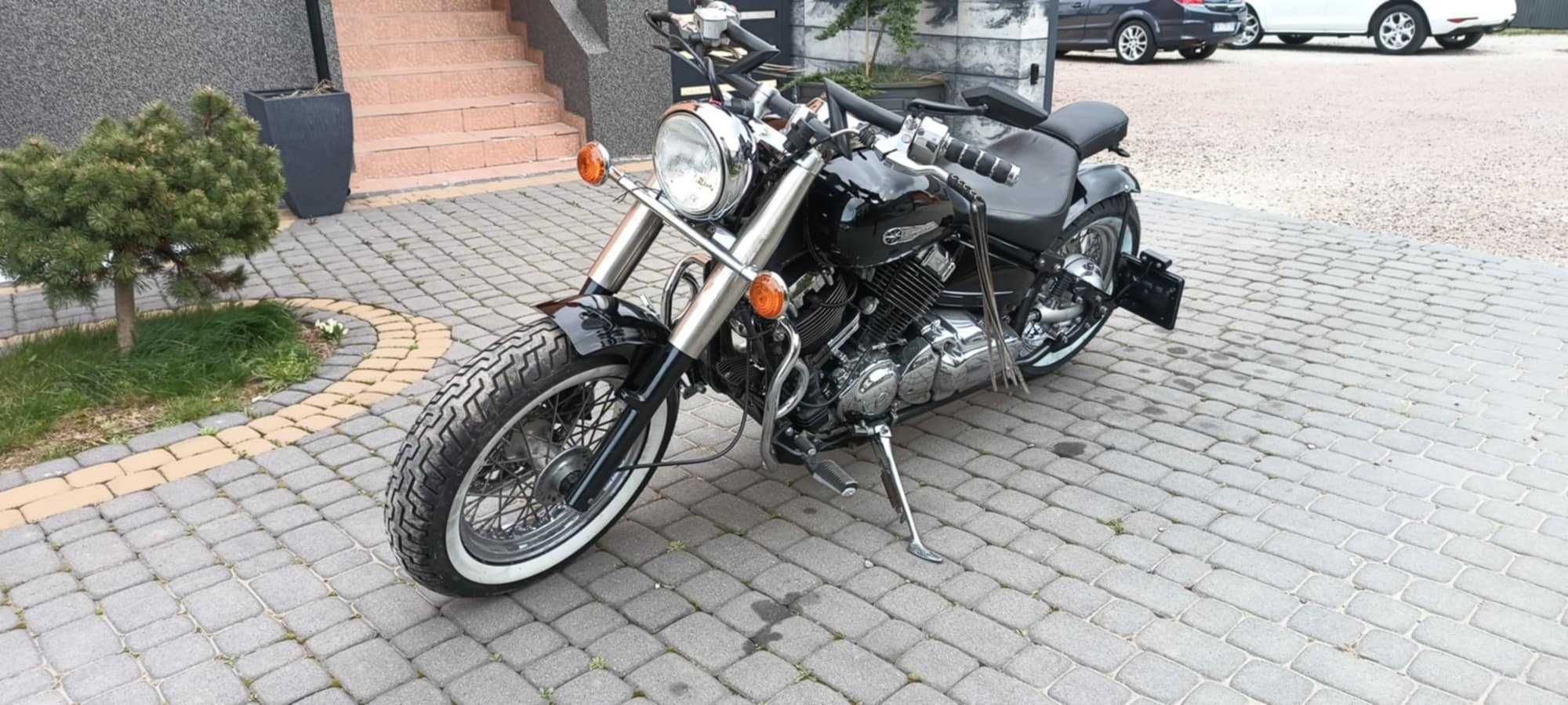 DRAG STAR 650 Bobber custom robi wrażenie