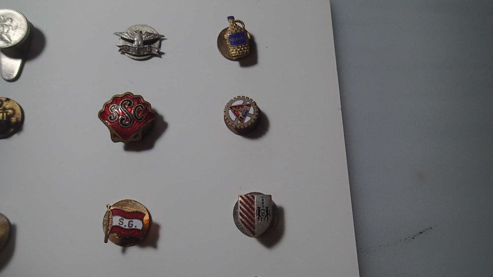 Botoeiras antigas em metal e esmalte