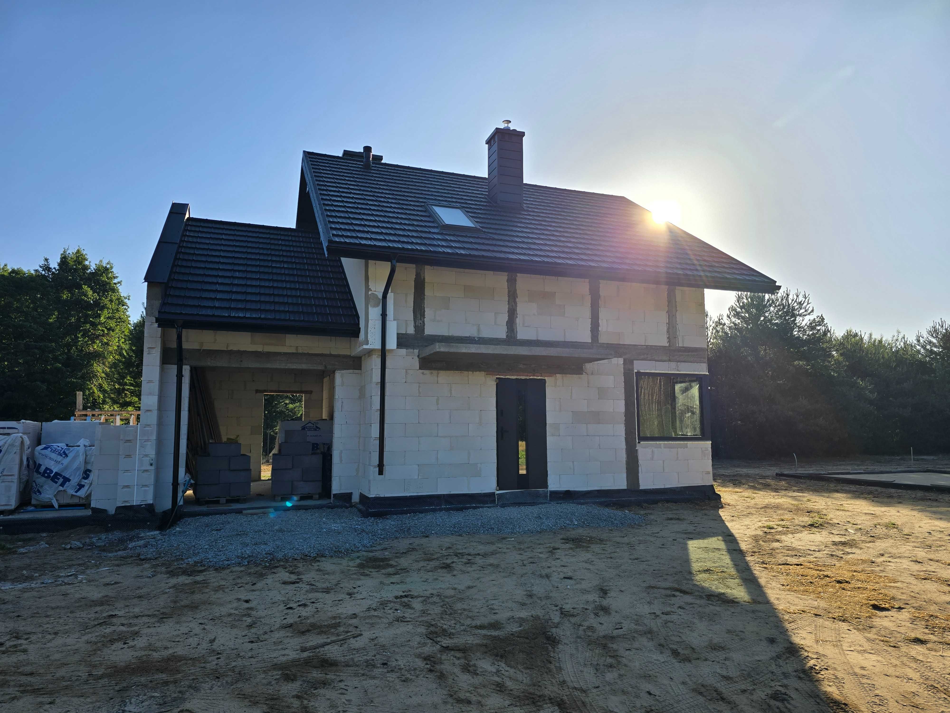 Nowy dom z dużym salonem, 3 sypialniami i garażem w otoczeniu lasów.