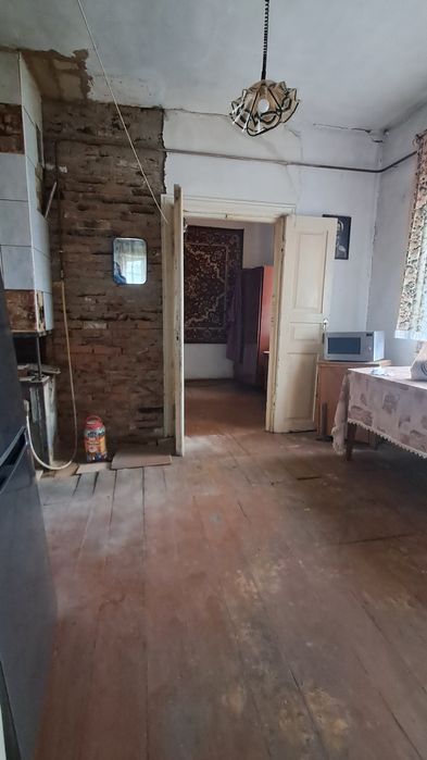 Продам 1/2 будинку в районі 1-ї школи