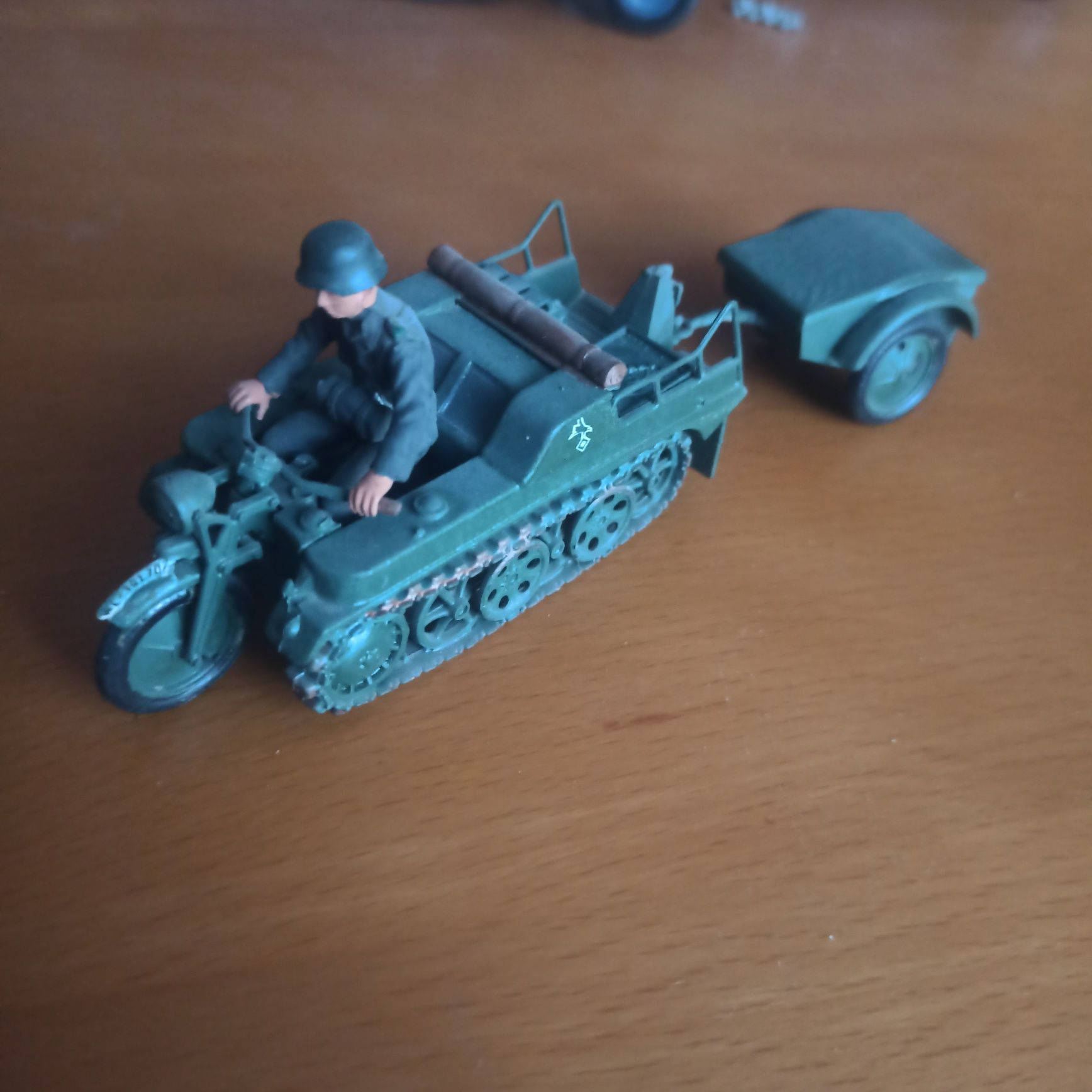 Sd.Kfz.2 Kettenkraftrad 1:35 model  kierowca i 3 szkopów