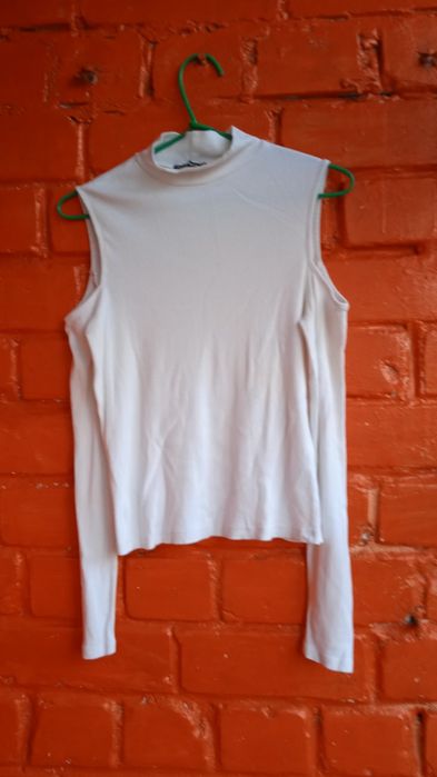 Кофта з оголеними плечима розмір М