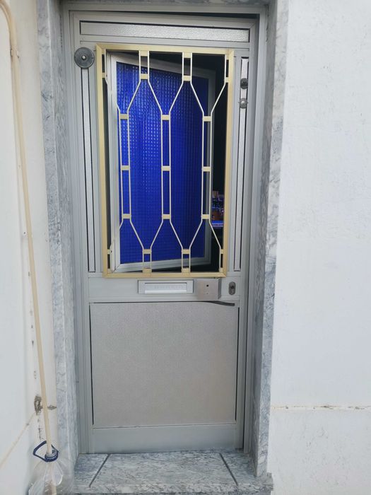 Porta de rua em aluminio com postigo veda luz e caixa correio incluso