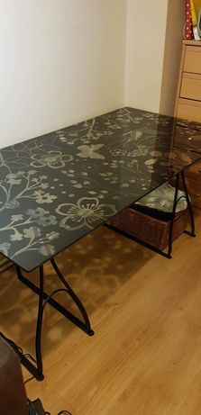 Elegancki stół z wzorem kwiatów na szybie
