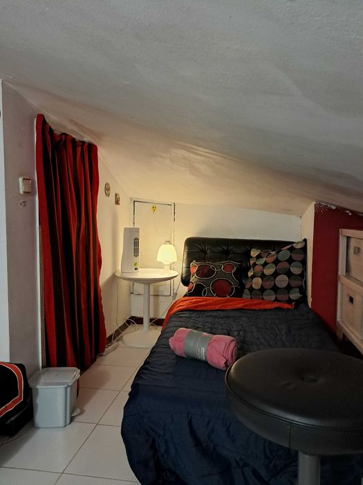 SOTÃO SOLTEIRO+ wc privado.Metro Chiado. Lisboa.