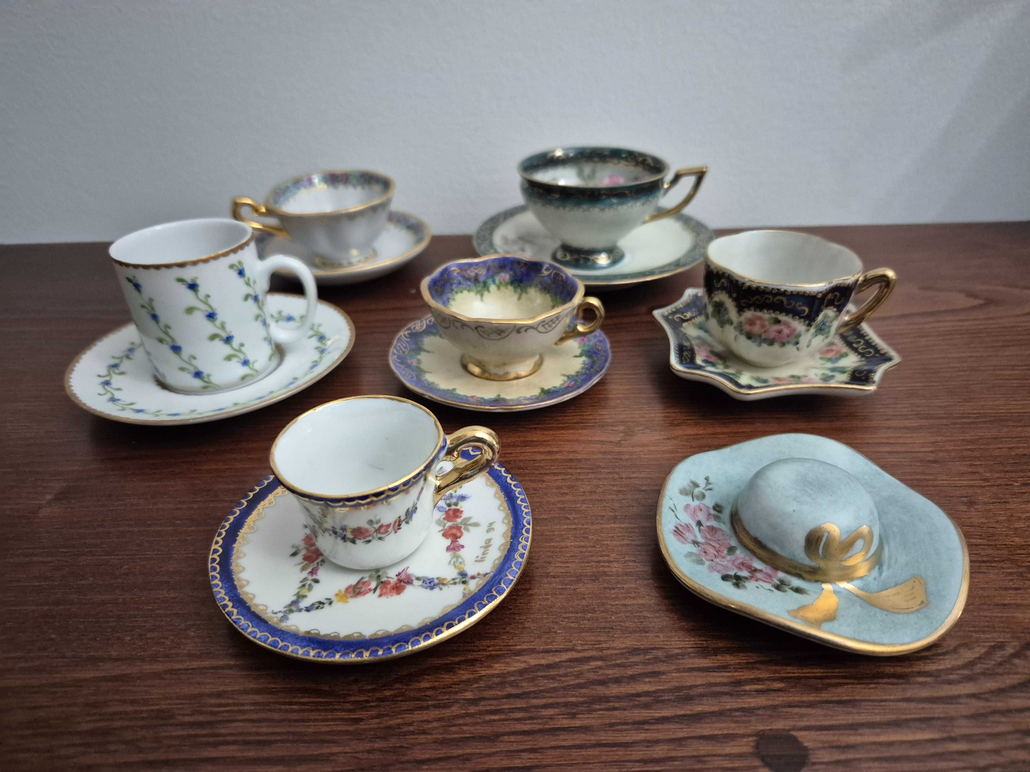 Conjunto de 13 peças em porcelana pintadas à mão