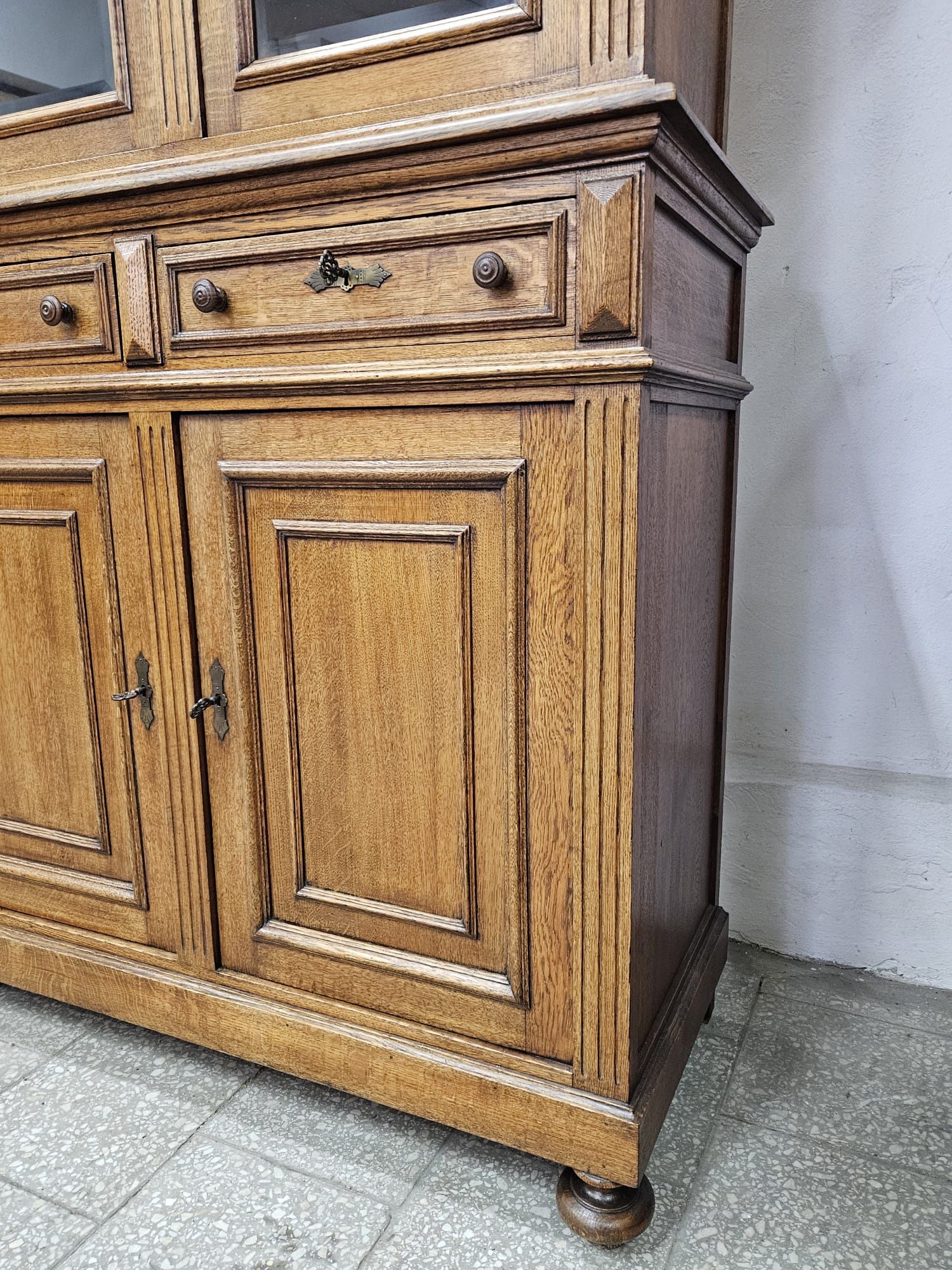Duży rustykalny kredens dębowy biblioteczka //