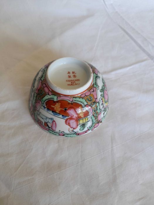 Conjunto taça e pires antigo de porcelana de Macau