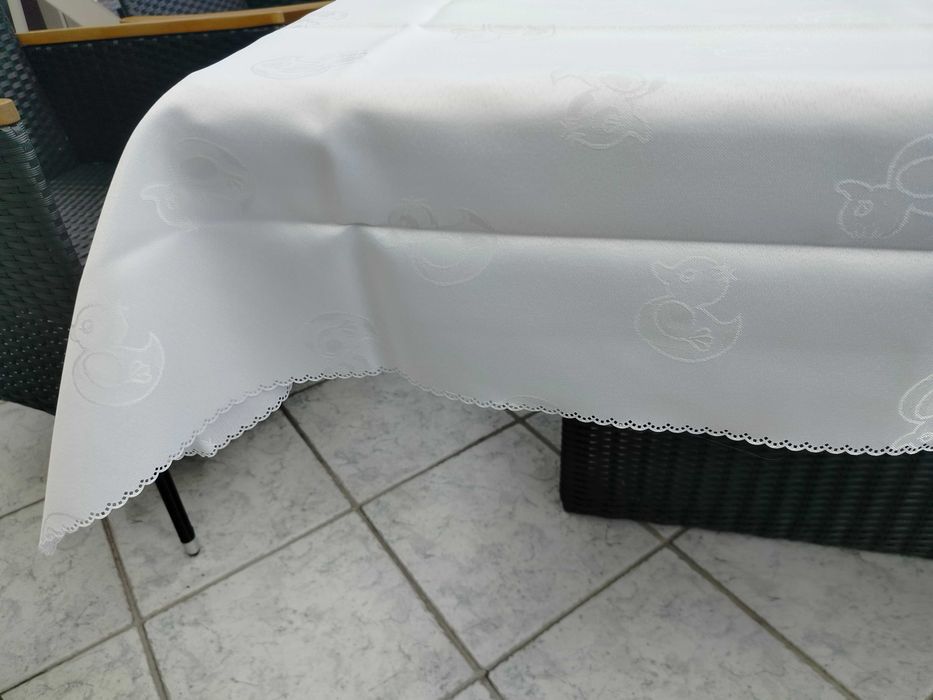 Biały plamoodporny obrus 160 x 160 wielkanocny