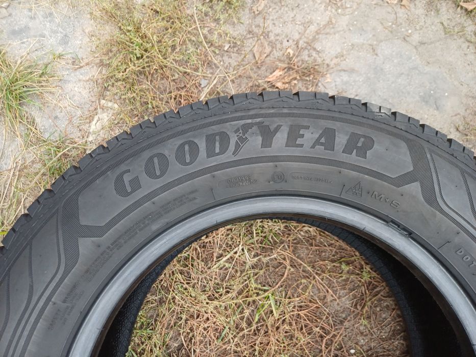 Para opon zimowych goodyear 215/65/16c
