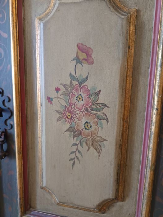 Estante de madeira pintada à mão