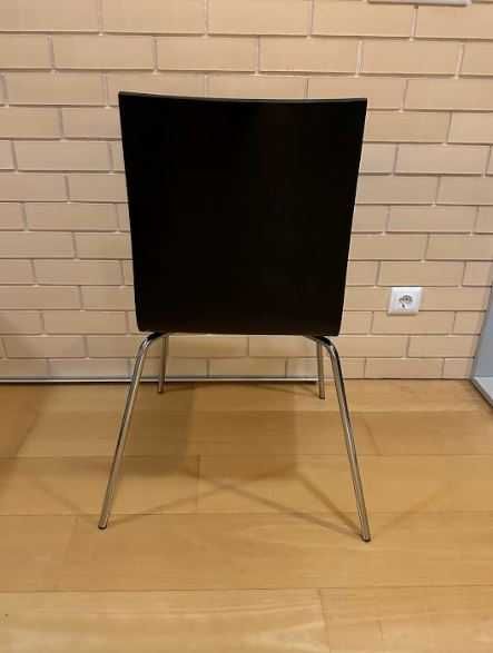 Três cadeiras pretas