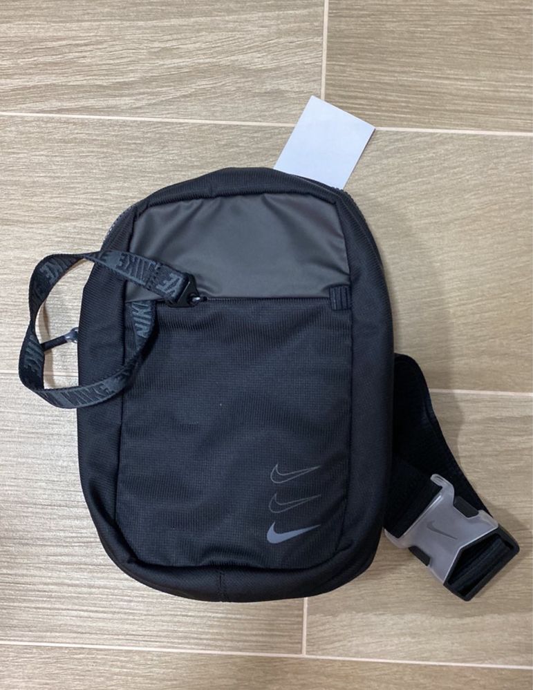 сумка Nike Sportswear Essentials Hip Pack (5L) BA6144-011