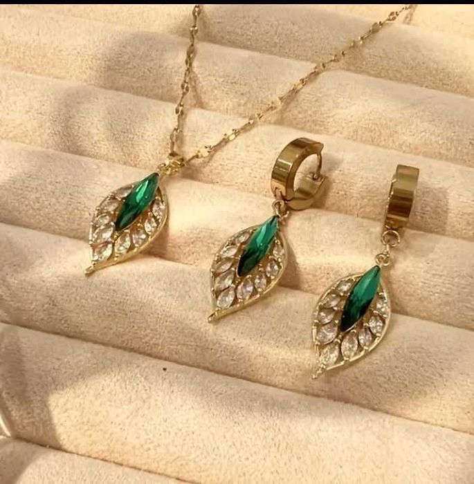 Conjunto" Folha de Esmeralda " Colar e brincos •Aço inoxidável