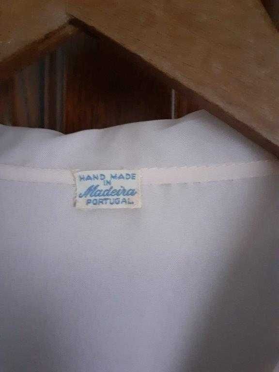 BLUSA , da MADEIRA, bordada à mão, impecável.