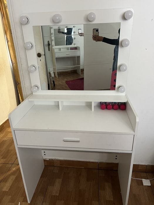 Penteadeira com espelho e luzes