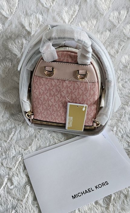 Sprzedam Piękny Nowy plecaczek Mini rhea firmy Michael Kors 

Plecacze