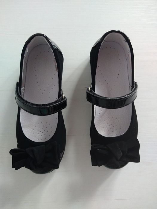 Czarne eleganckie balerinki z kokardkami 27 Kornecki