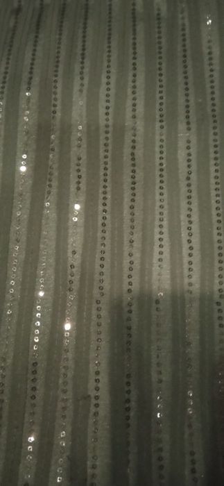 Czarny bieżnik pokryty czarnymi cekinami.