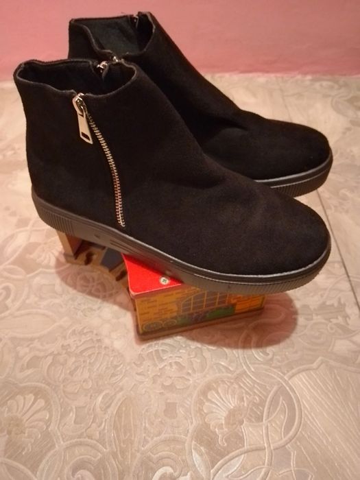 Продам ботиночки замш
