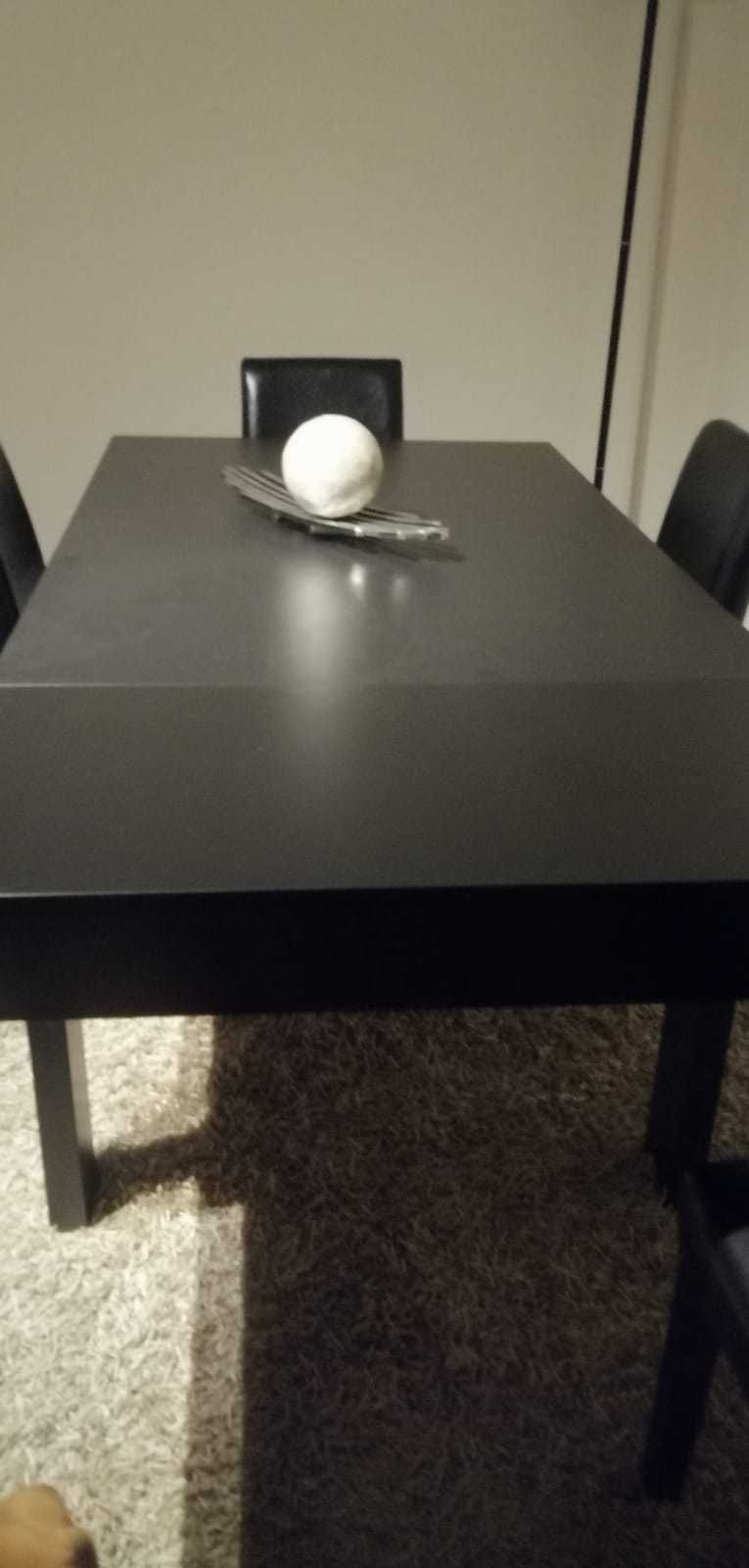 Mesa de jantar e mesa de apoio de sofá