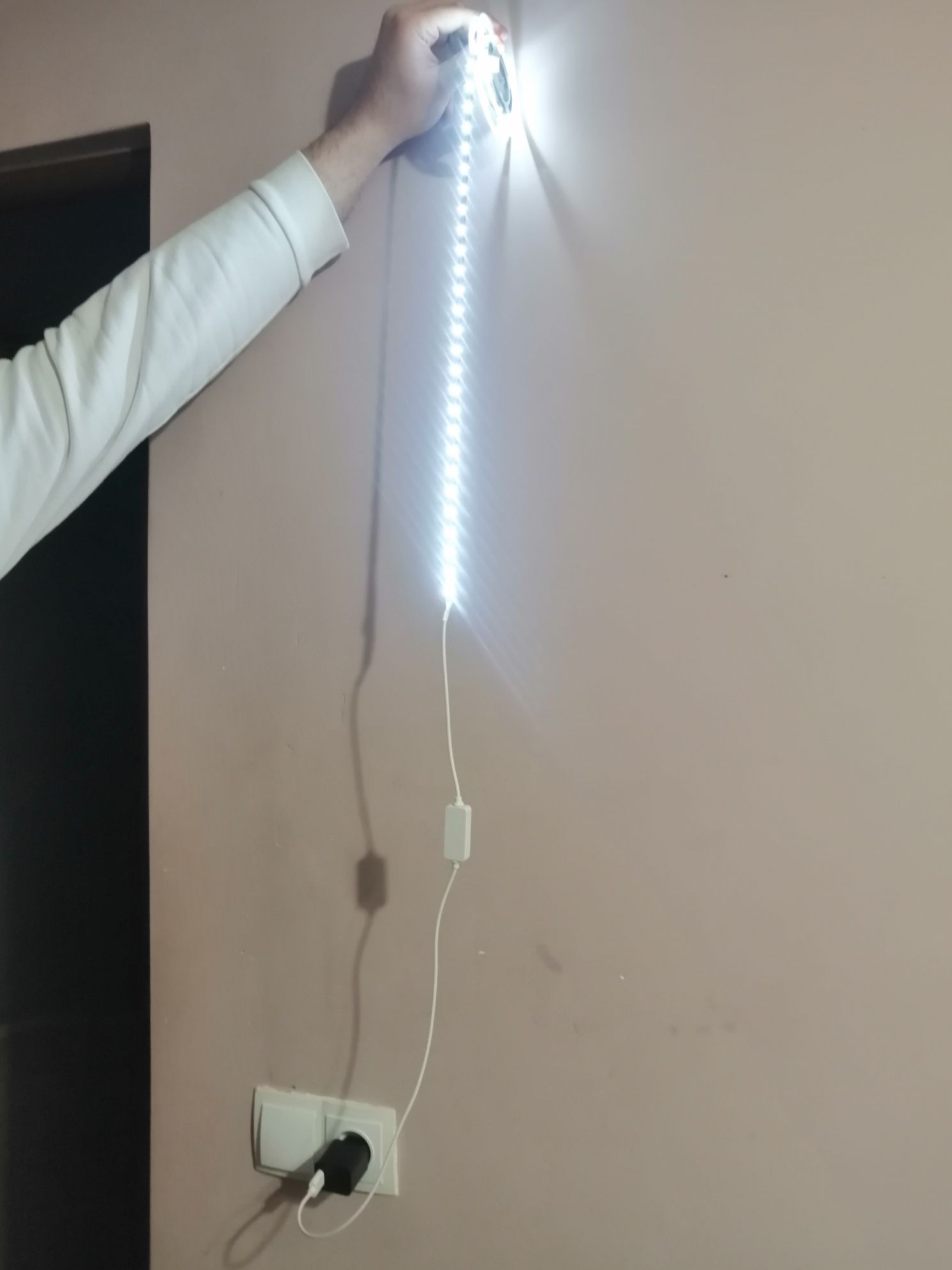 Новая самоклеющаяся LED лента 3 метра. Питание USB 5V с датчиком движе