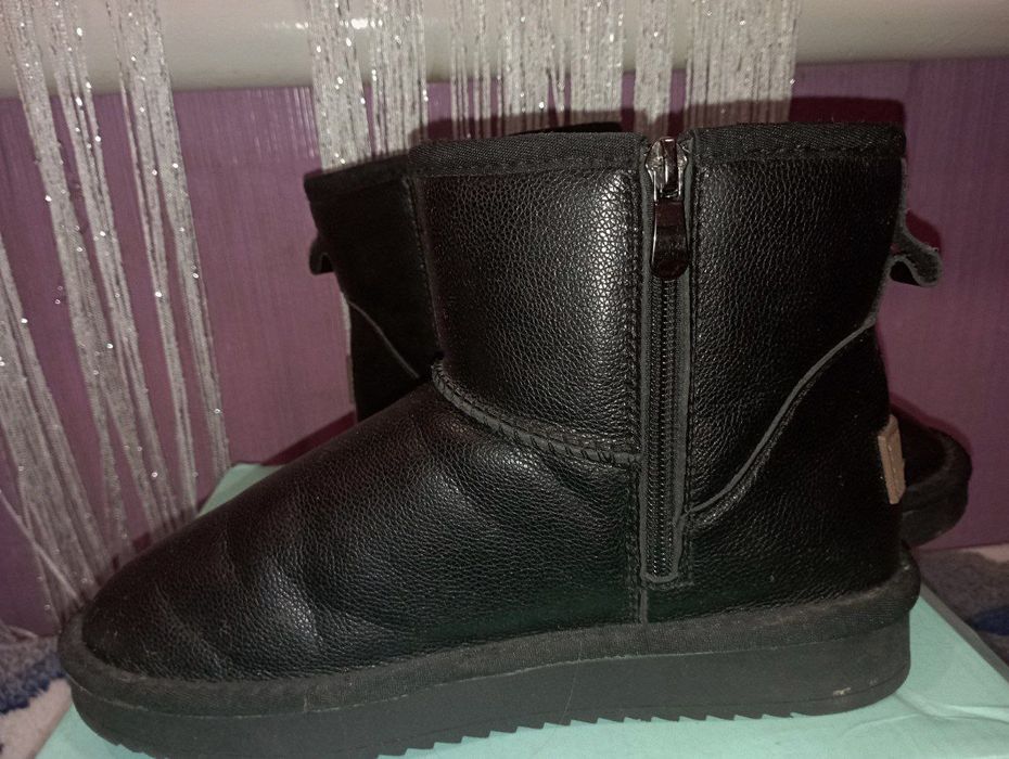 Продам угги жіночі ,кожа .