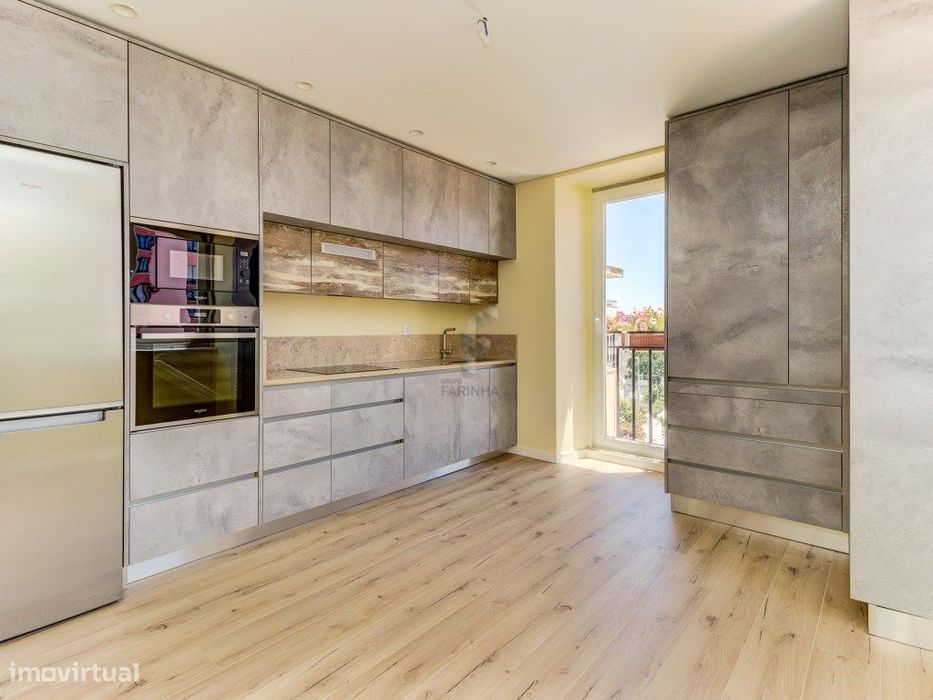 Apartamento T2 em Massamá renovado.