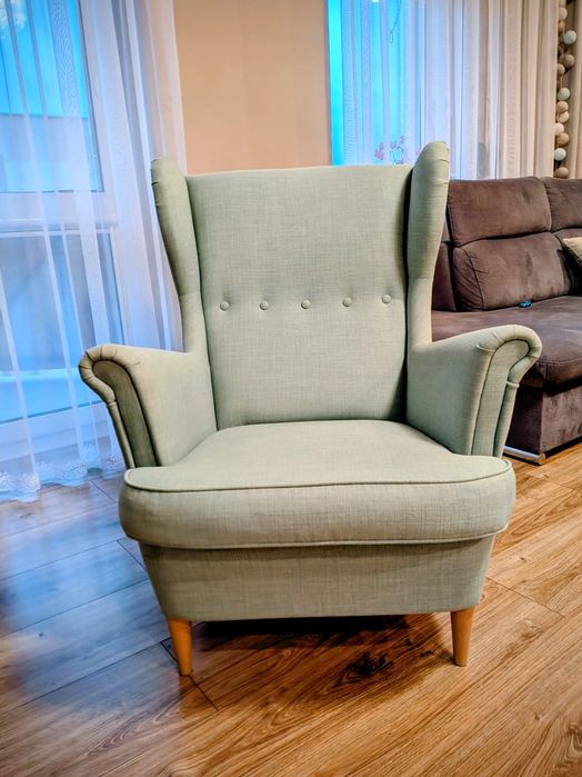 Fotel uszak Ikea z podnóżkiem miętowy