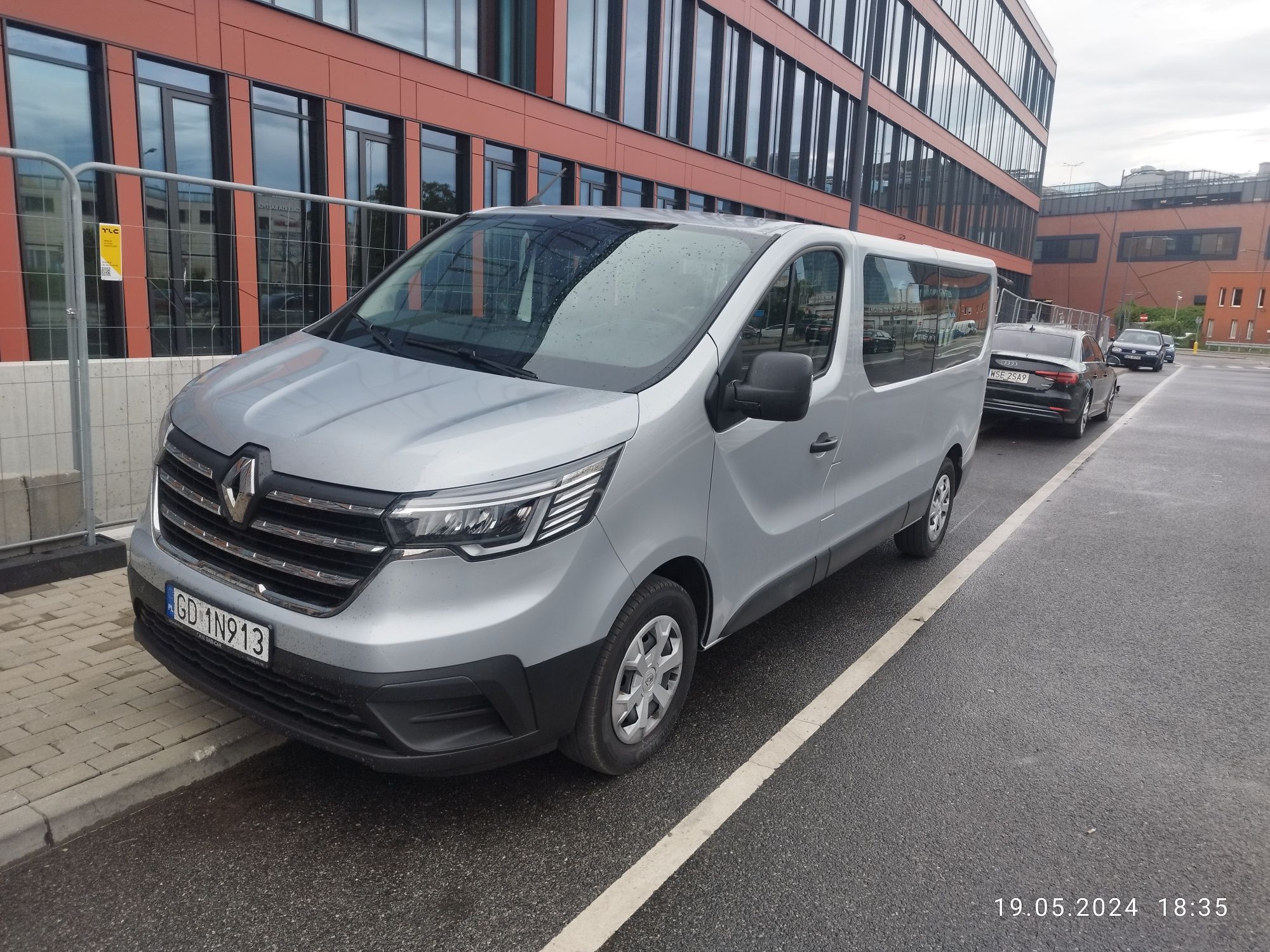 Wynajem Bus 9 osobowy Renault Trafic