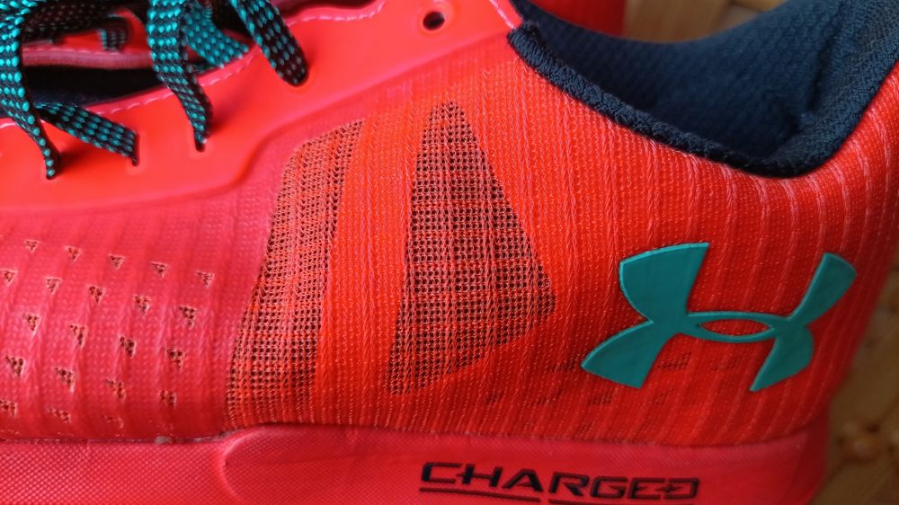 Кроссовки осенние водоотталкивающие Under ARMOUR.