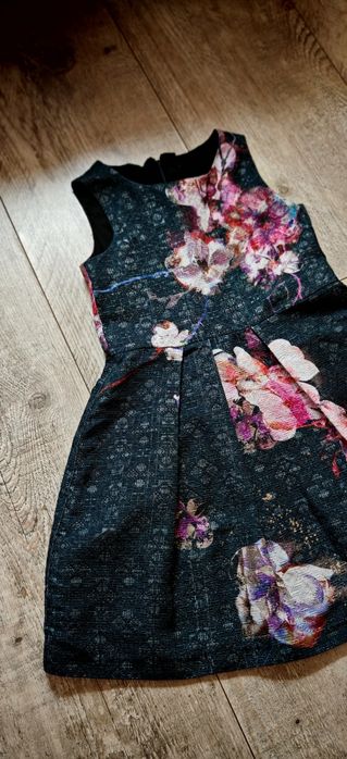 r.134 NEXT Sukienka okolicznościowa grafitowa w kwiaty