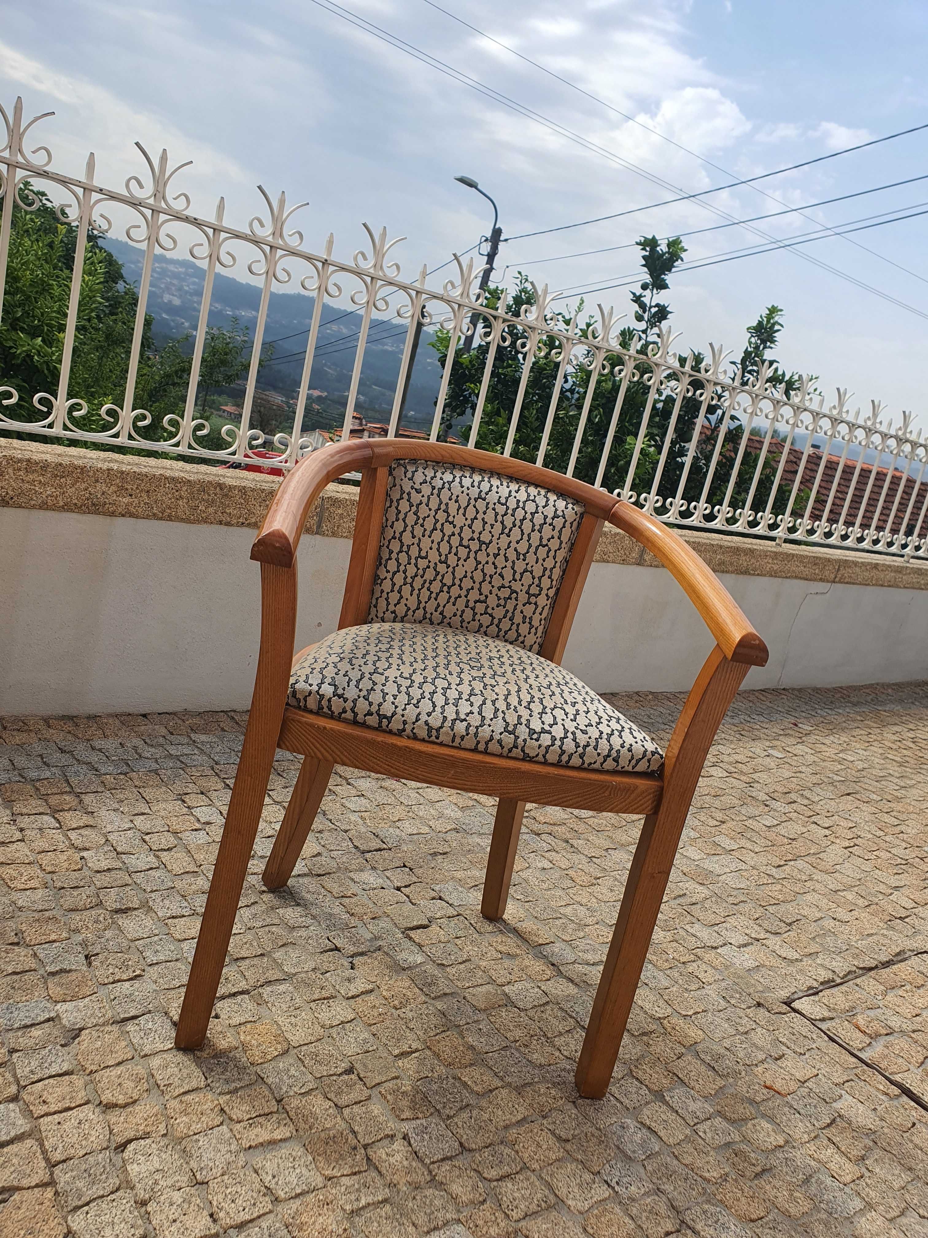 Mesa em madeira extensível e 4 cadeiras